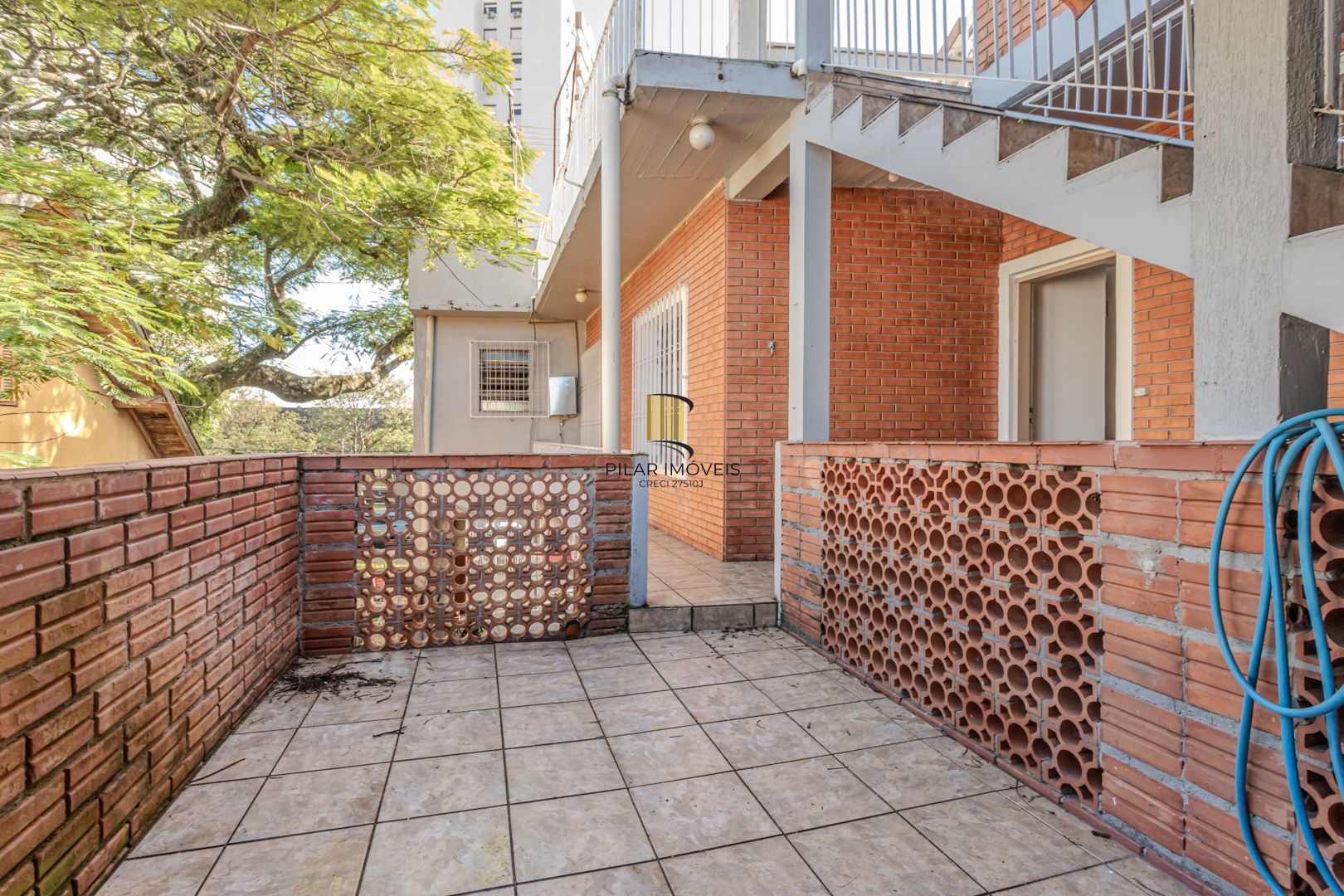 Prédio Residencial no Passo D'areia com 8 dormitórios e 8 vagas