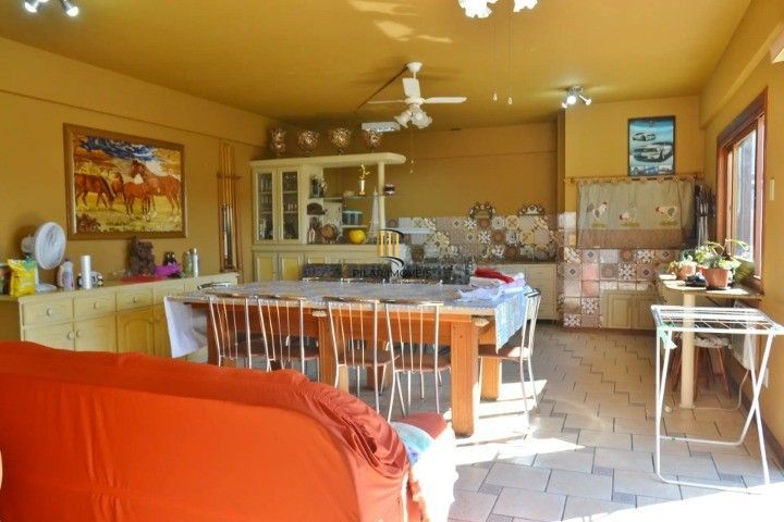 Casa Comercial e Residencial com 518m² (4 quartos / 5 banheiros / 3 vagas garagem) no Bairro Partenon localizada à meia quadra da Av. Bento Gonçalves.