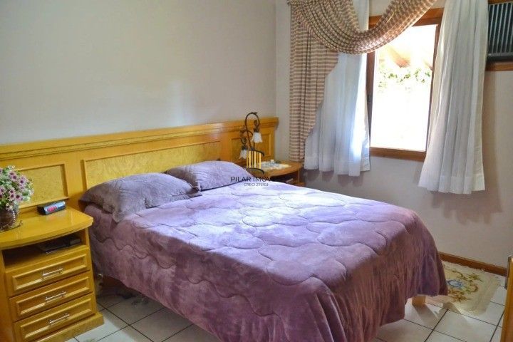 Casa Comercial e Residencial com 518m² (4 quartos / 5 banheiros / 3 vagas garagem) no Bairro Partenon localizada à meia quadra da Av. Bento Gonçalves.