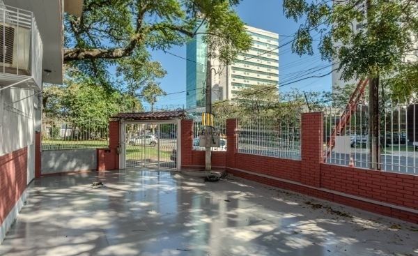 Prédio Comercial no Passo D'areia com 8 dormitórios e 8 vagas