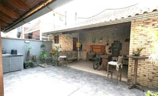 Casa sobrado no bairro Ecoville de 3 dormitórios e 4 vagas