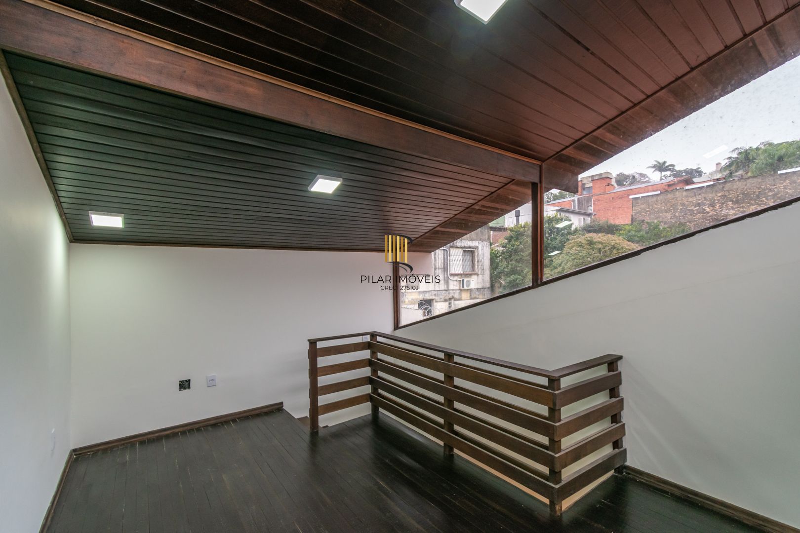 Casa sobrado no bairro Cristal de 3 dormitórios e 3 vagas