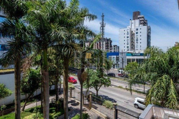 Sala comercial na Av Carlos Gomes com sacada