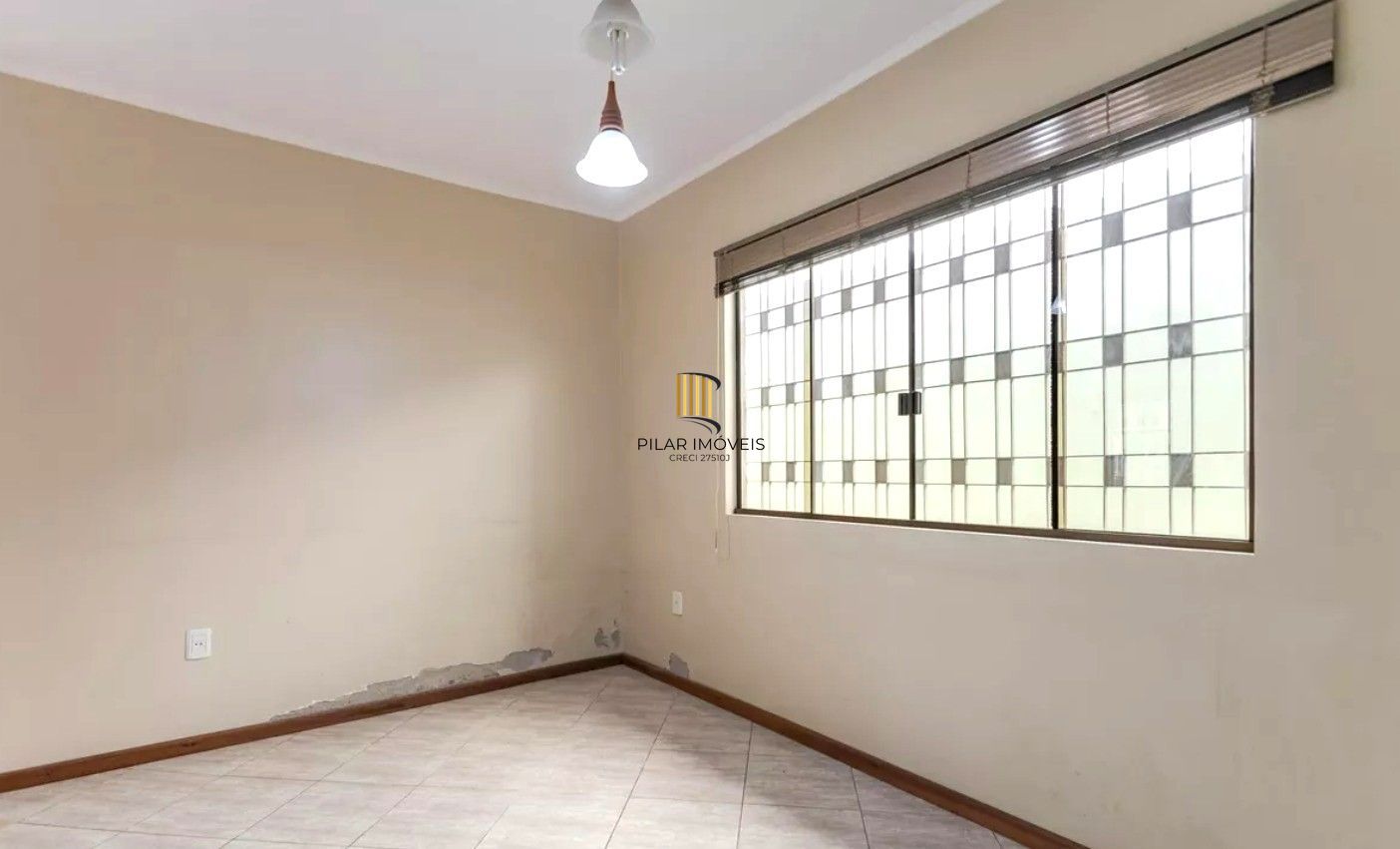 Casa no bairro Jardim Sabará de 4 dormitórios e 3 vagas DESOCUPADA