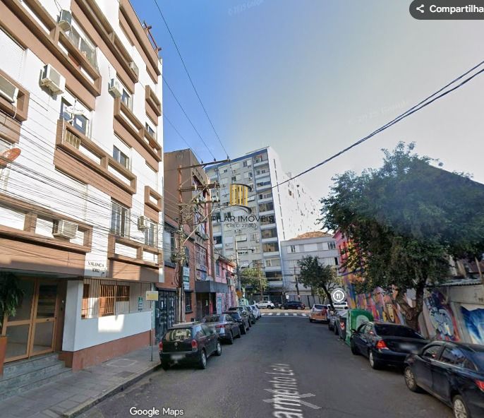 Excelente cobertura localizada na Rua Sarmento Leite, reformada a menos de anos,  com excelente área privativa de 112m².