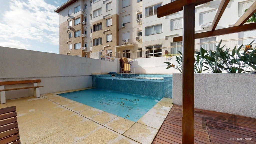 Apartamento no Urbano Menino Deus de 1 dormitório vaga e pátio