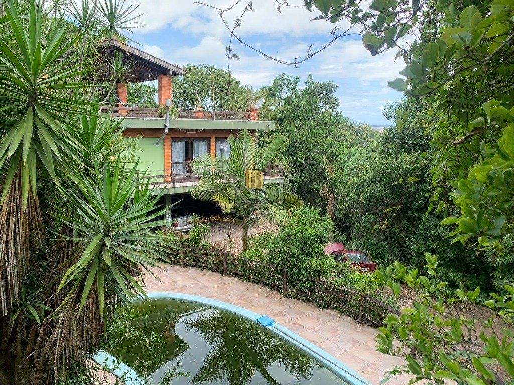 Terreno de 5.280 m², com 3 casas, no bairro Ponta Grossa, em Porto Alegre.