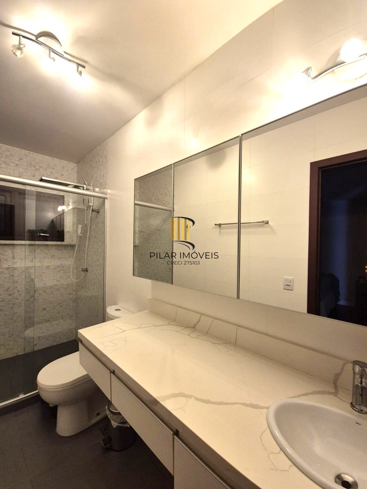 Sobrado no Menino Deus de 3 dormitórios e vaga