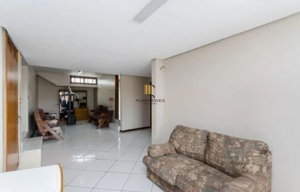Casa / sobrado no bairro Jardim Itu de 3 dormitórios e pátio com piscina