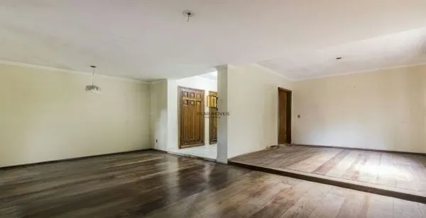 Casa sobrado no bairro Auxiliadora de 5 dormitórios e 4 vagas