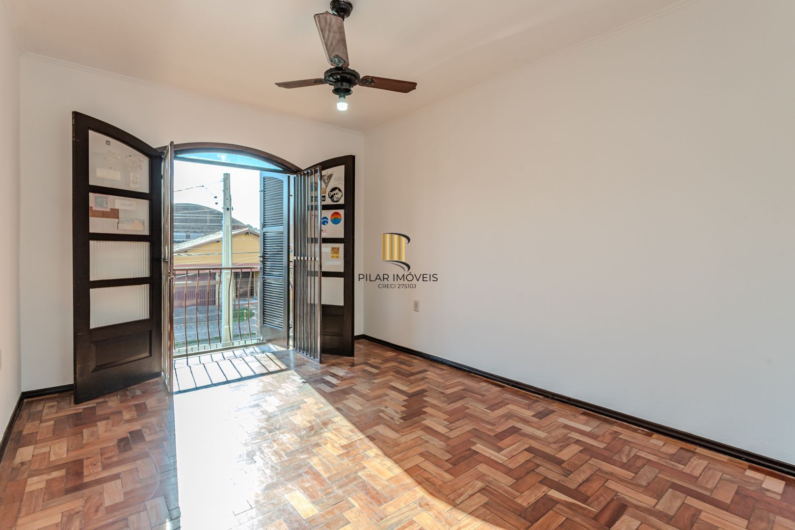Casa no Partenon com 4 dormitórios e 4 vagas DESOCUPADA