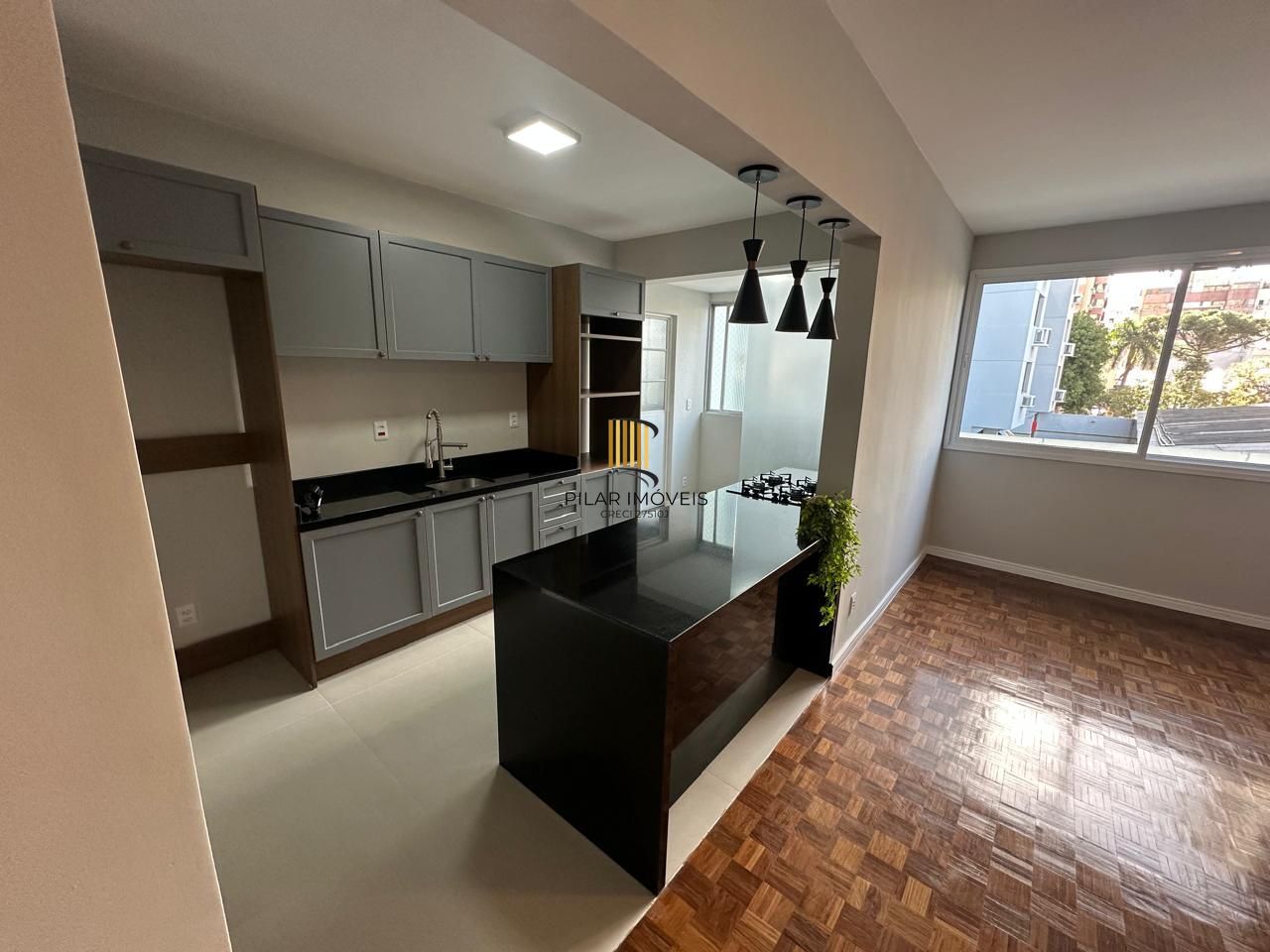 APTO COM 02 DORM. DEPENDENCIA EMP, TODO REFORMADO , SEMI-MOBILIADO, GARAGEM,  ELEVADOR