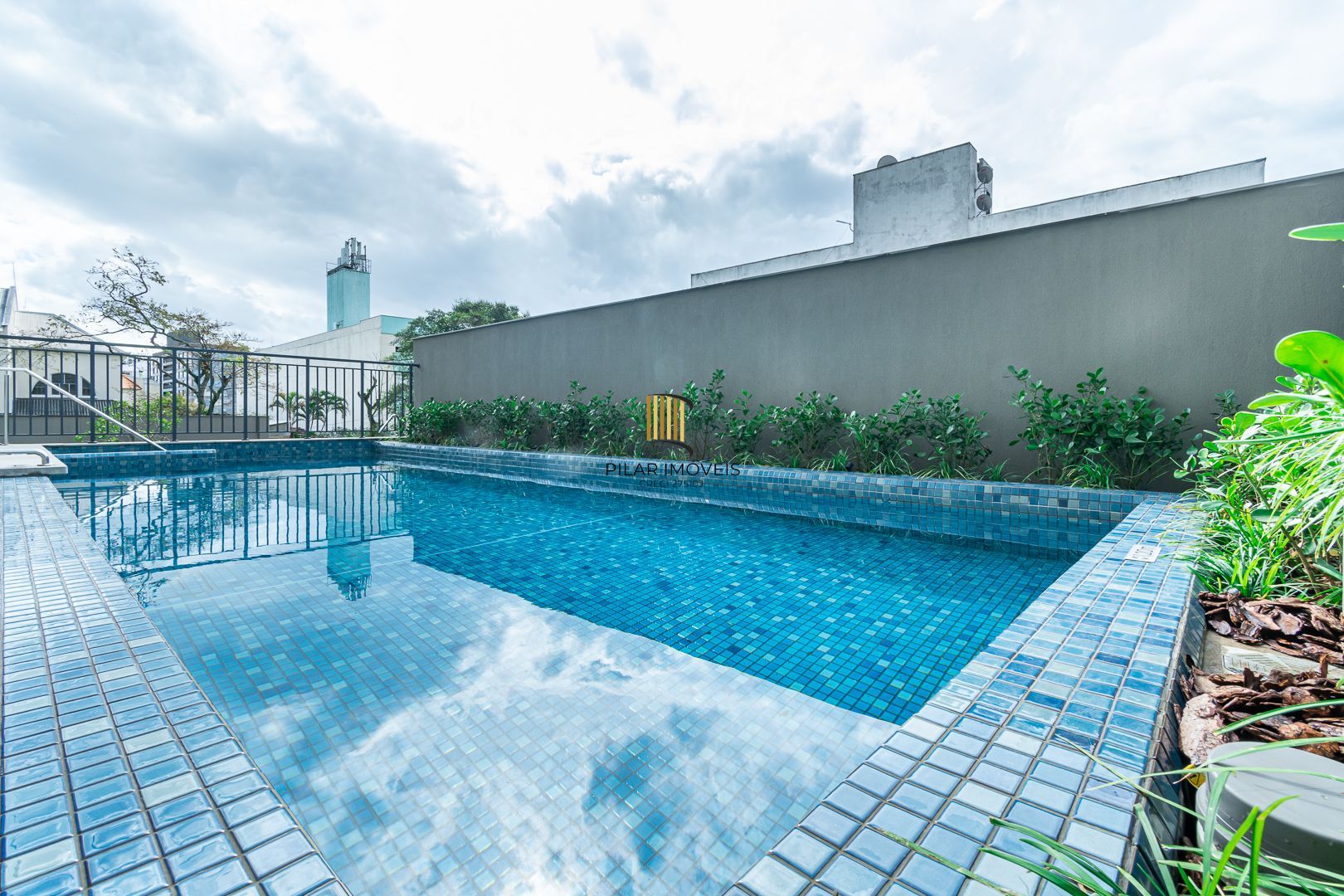 Apartamento 02 dormit com suíte e 01 vaga, no bairro Azenha, em Porto Alegre.