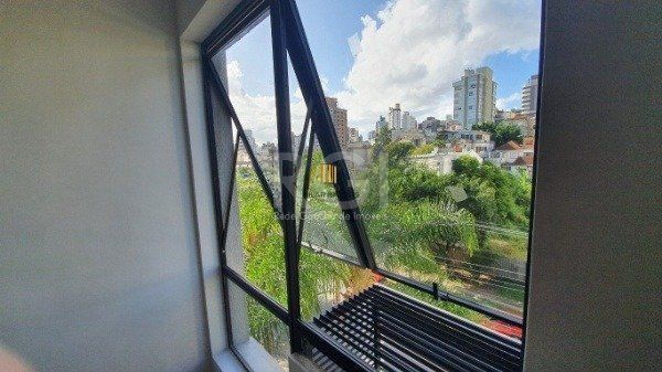 Sala comercial no bairro Petrópolis frente desocupada