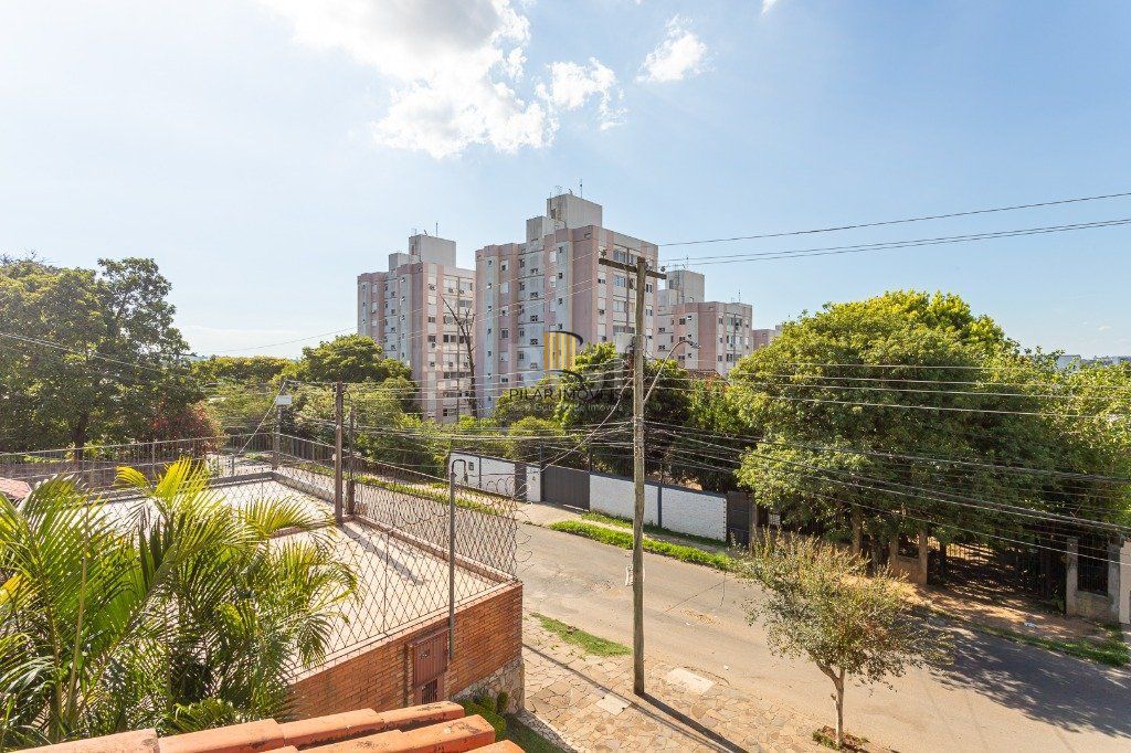 Casa sobrado no Partenon de 3 dormitórios e amplo pátio