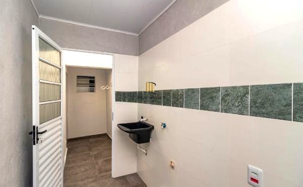 Casa no bairro Jardim Carvalho de 2 dormitórios e amplo pátio