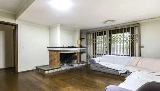 Casa sobrado no bairro Auxiliadora de 5 dormitórios e 4 vagas