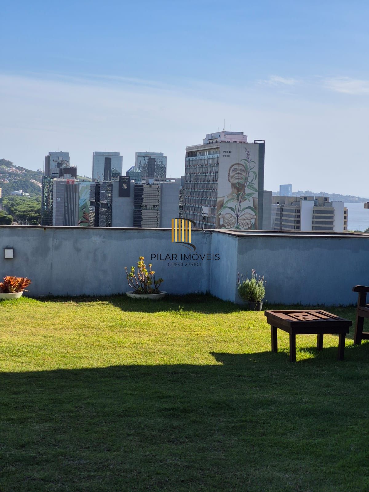 Apartamento no Centro de 2 dormitórios e 2 vagas DESOCUPADO