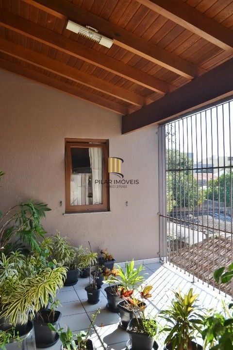 Casa Comercial e Residencial com 518m² (4 quartos / 5 banheiros / 3 vagas garagem) no Bairro Partenon localizada à meia quadra da Av. Bento Gonçalves.