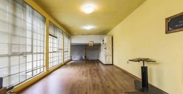 Casa sobrado no bairro Auxiliadora de 5 dormitórios e 4 vagas