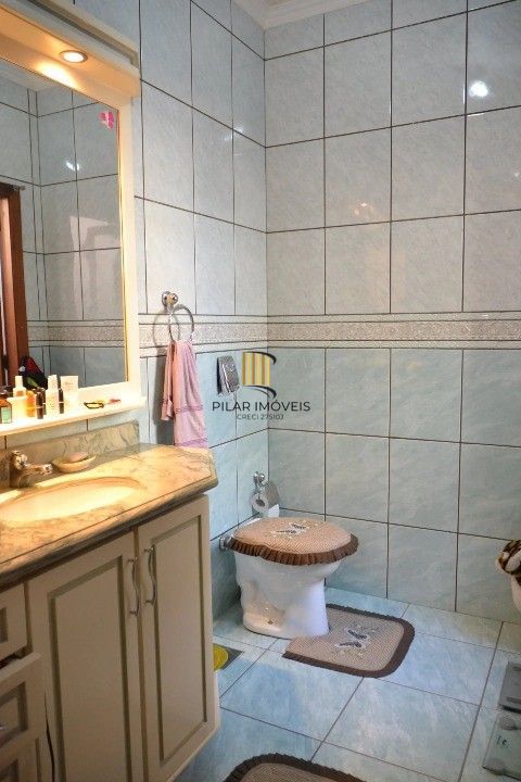 Casa Comercial e Residencial com 518m² (4 quartos / 5 banheiros / 3 vagas garagem) no Bairro Partenon localizada à meia quadra da Av. Bento Gonçalves.