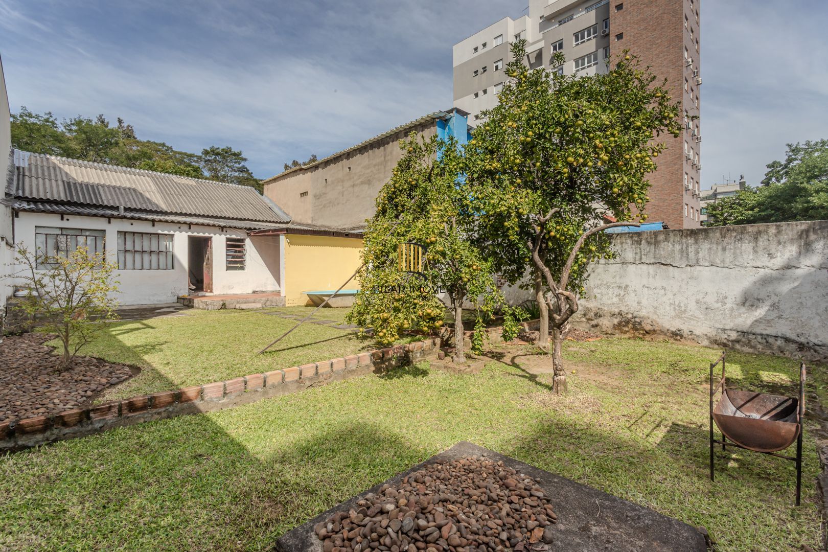 Casa no bairro Jardim Botânico de 3 dormitórios e garagem e terreno com 370m²