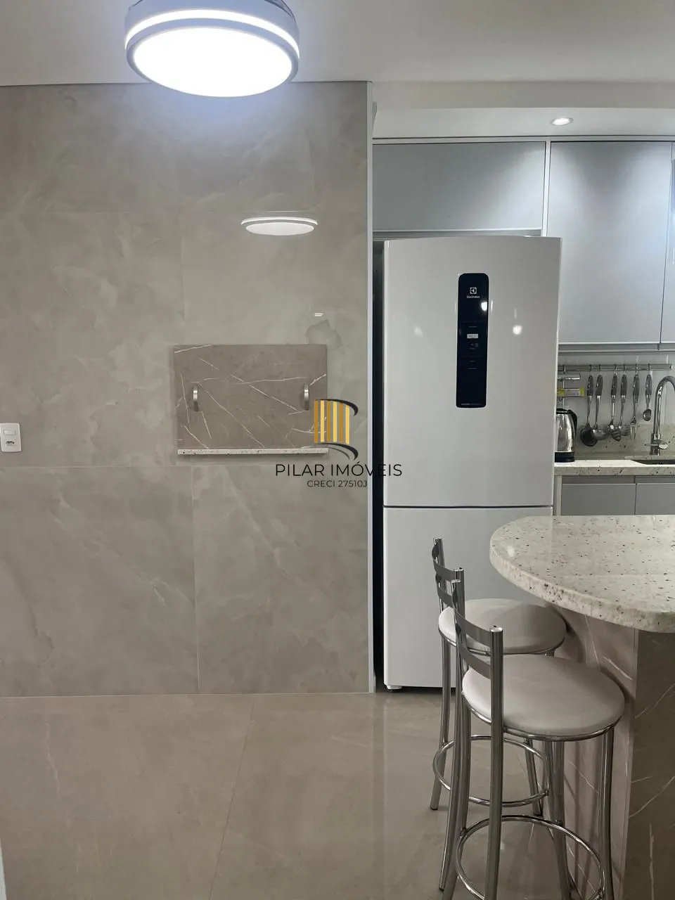 Apartamento no bairro Cristal de 2 dormitórios e vaga MOBILIADO