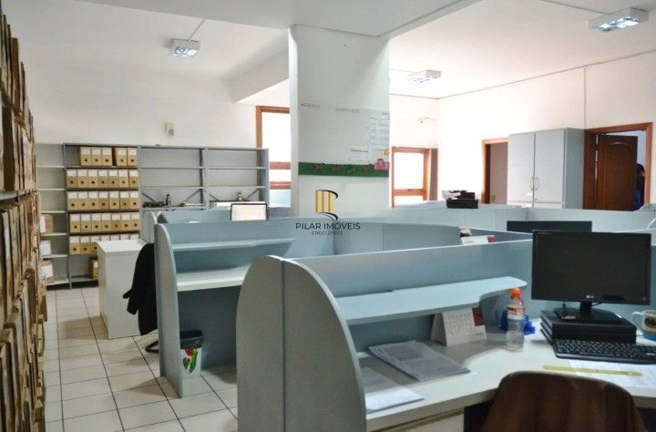 Casa Comercial e Residencial com 518m² (4 quartos / 5 banheiros / 3 vagas garagem) no Bairro Partenon localizada à meia quadra da Av. Bento Gonçalves.