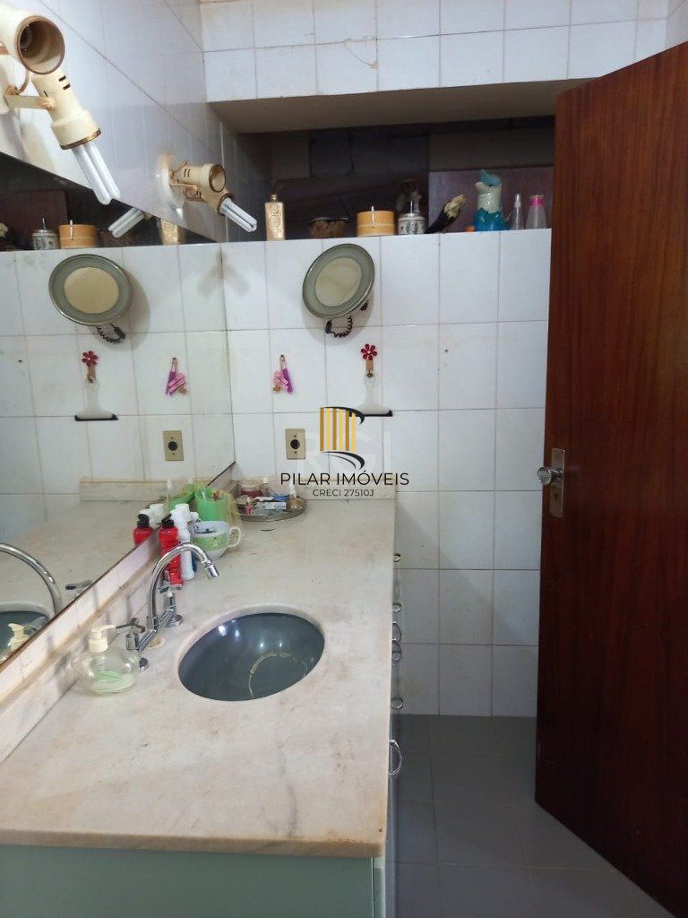 Casa para Venda de 3 dormitórios 6 vagas - Chácara das Pedras