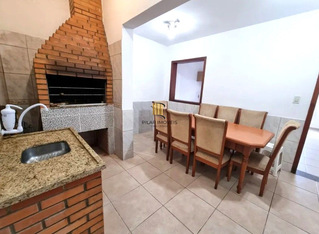 Casa sobrado no bairro Cristal de 3 domitórios e 3 vagas