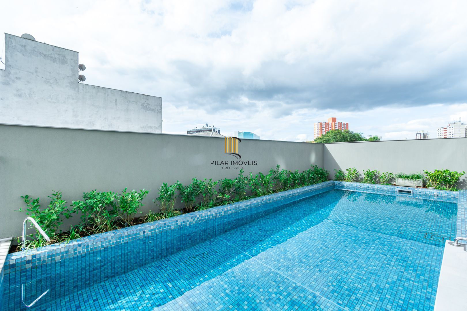 Apartamento 02 dormit com suíte e 01 vaga, no bairro Azenha, em Porto Alegre.