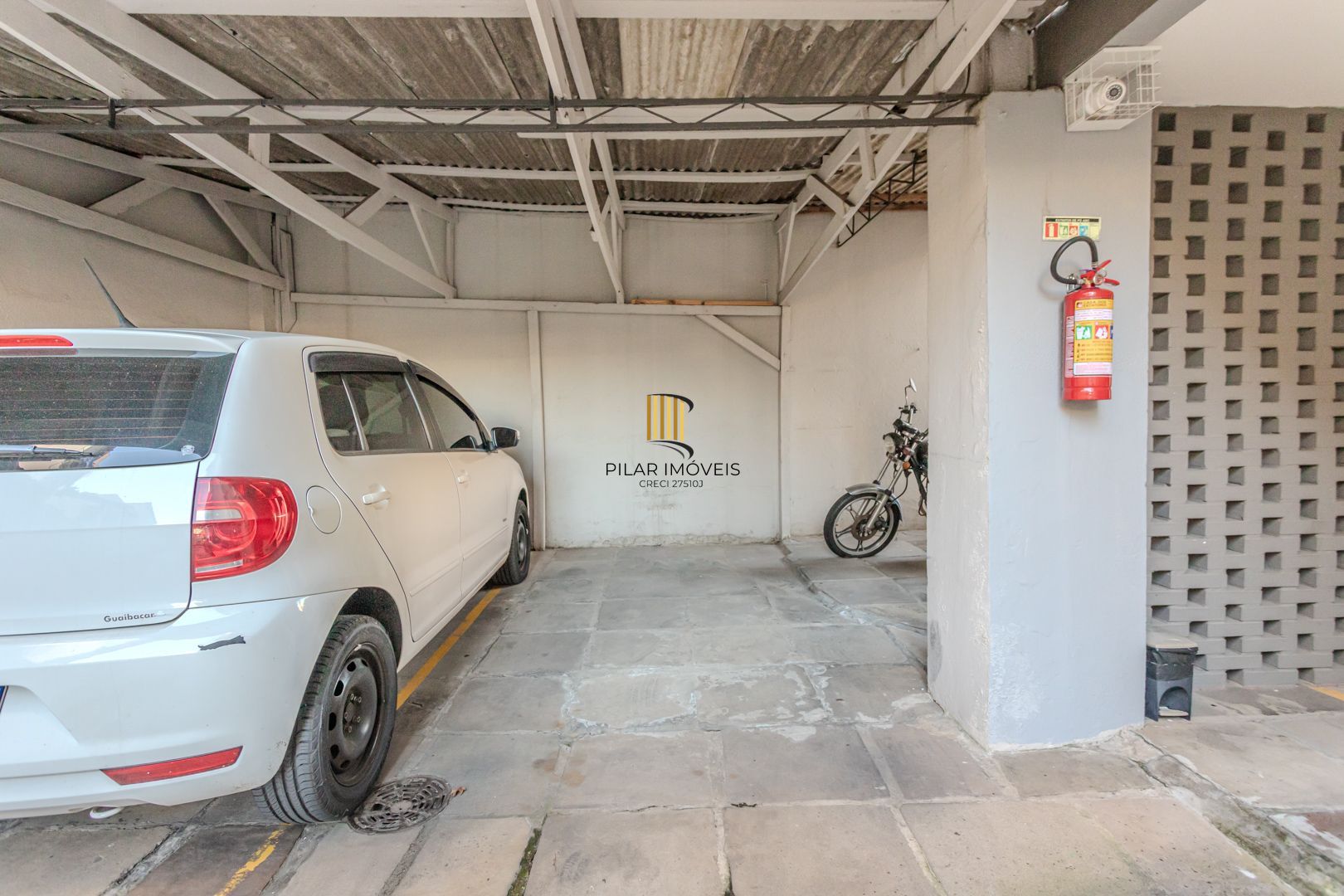 Apartamento de 2 dormitórios com dependência e vaga no bairro Santana DESOCUPADO