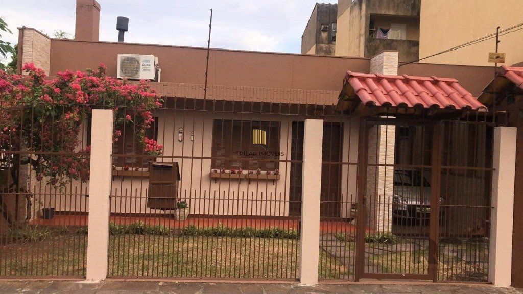 Casa no bairro Camaquã de 4 dormitórios e 2 vagas