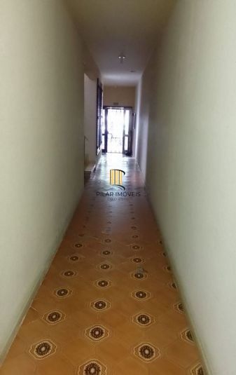 Apartamento térreo no bairro Petrópolis de 1 dormitório e pátio