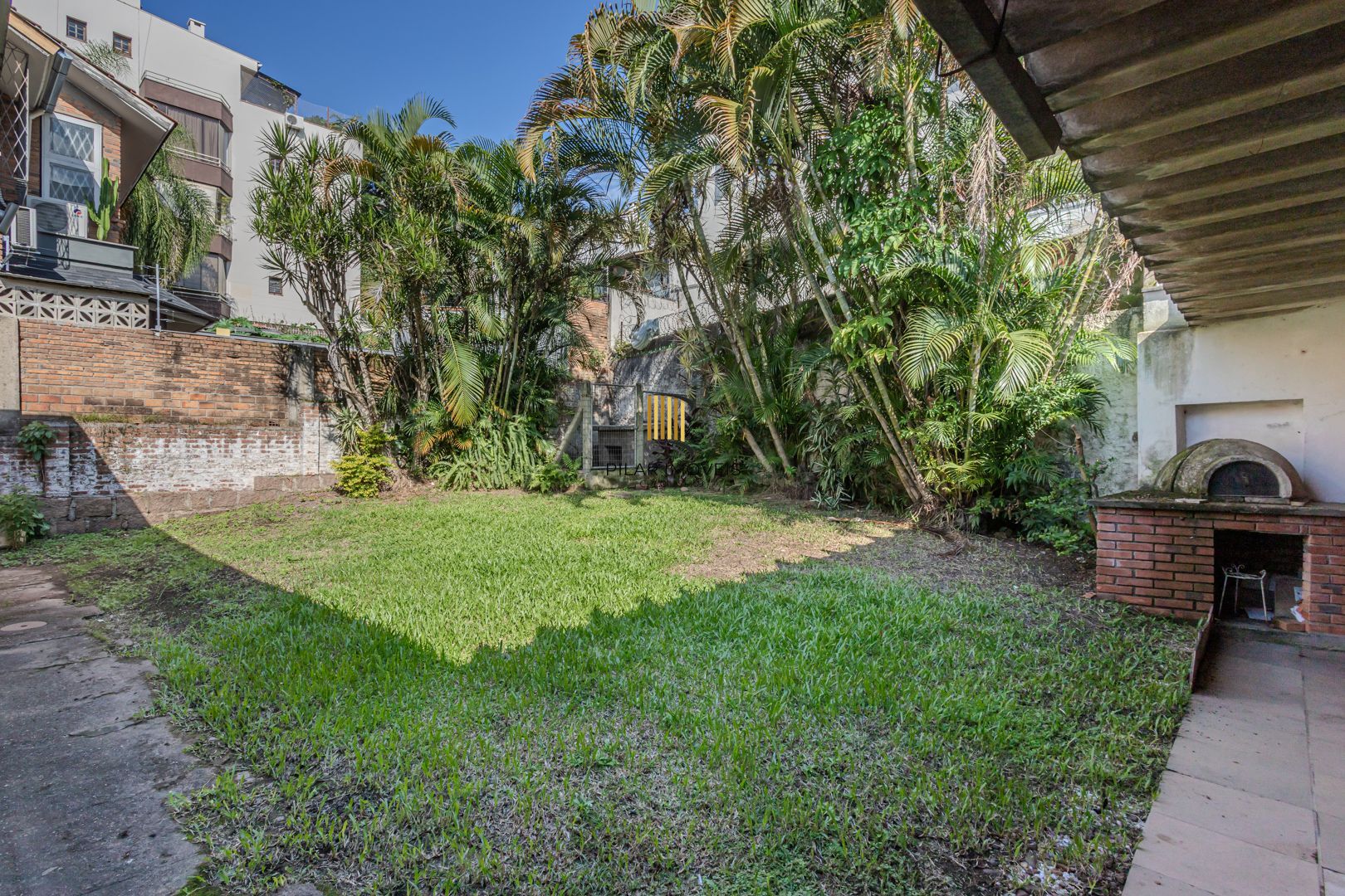 Casa no Menino Deus de 3 dormitórios e 5 vagas DESOCUPADA