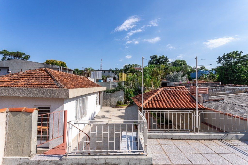 Casa sobrado no Partenon de 3 dormitórios e amplo pátio