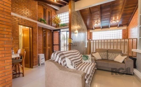 Casa sobrado no Cristal de 3 dormitórios e 3 vagas
