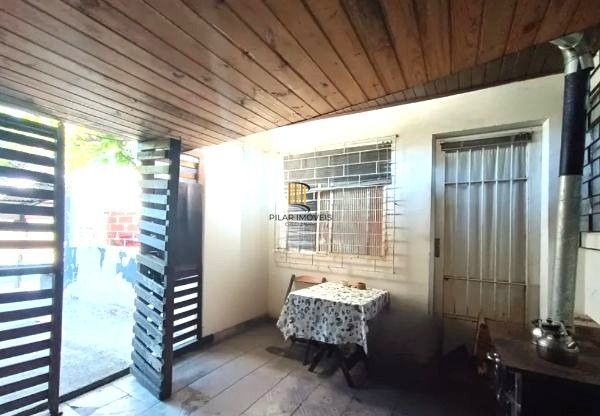 Casa no bairro Jardim do Salso com 2 dormitórios e 4 vagas