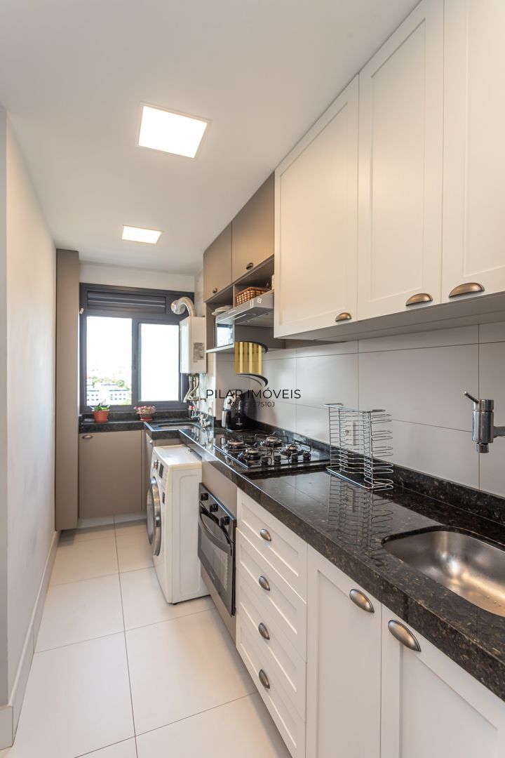 Apartamento 02 dormit com suíte e 01 vaga, no bairro Azenha, em Porto Alegre.