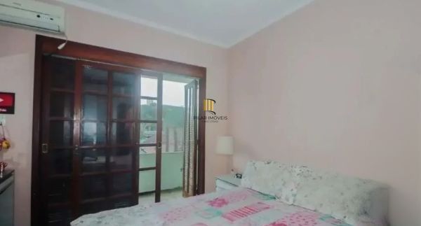 Casa sobrado no bairro Vila Ipiranga de 4 dormitórios e 2 vagas