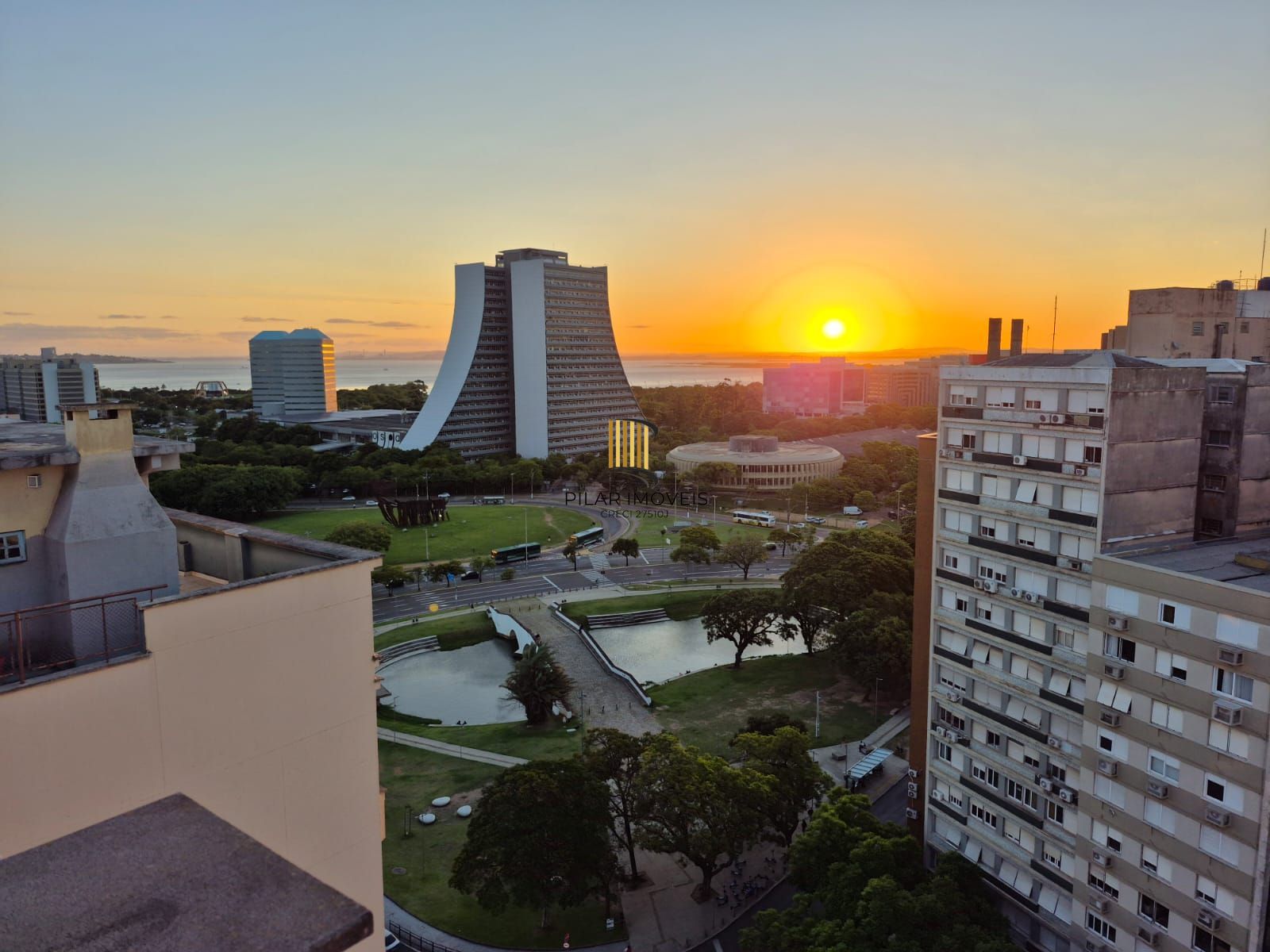 Apartamento no Centro de 2 dormitórios e 2 vagas DESOCUPADO