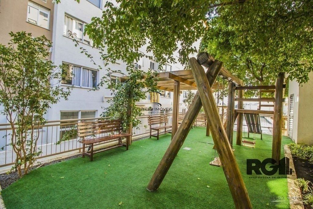 Apartamento no Urbano Menino Deus de 1 dormitório vaga e pátio