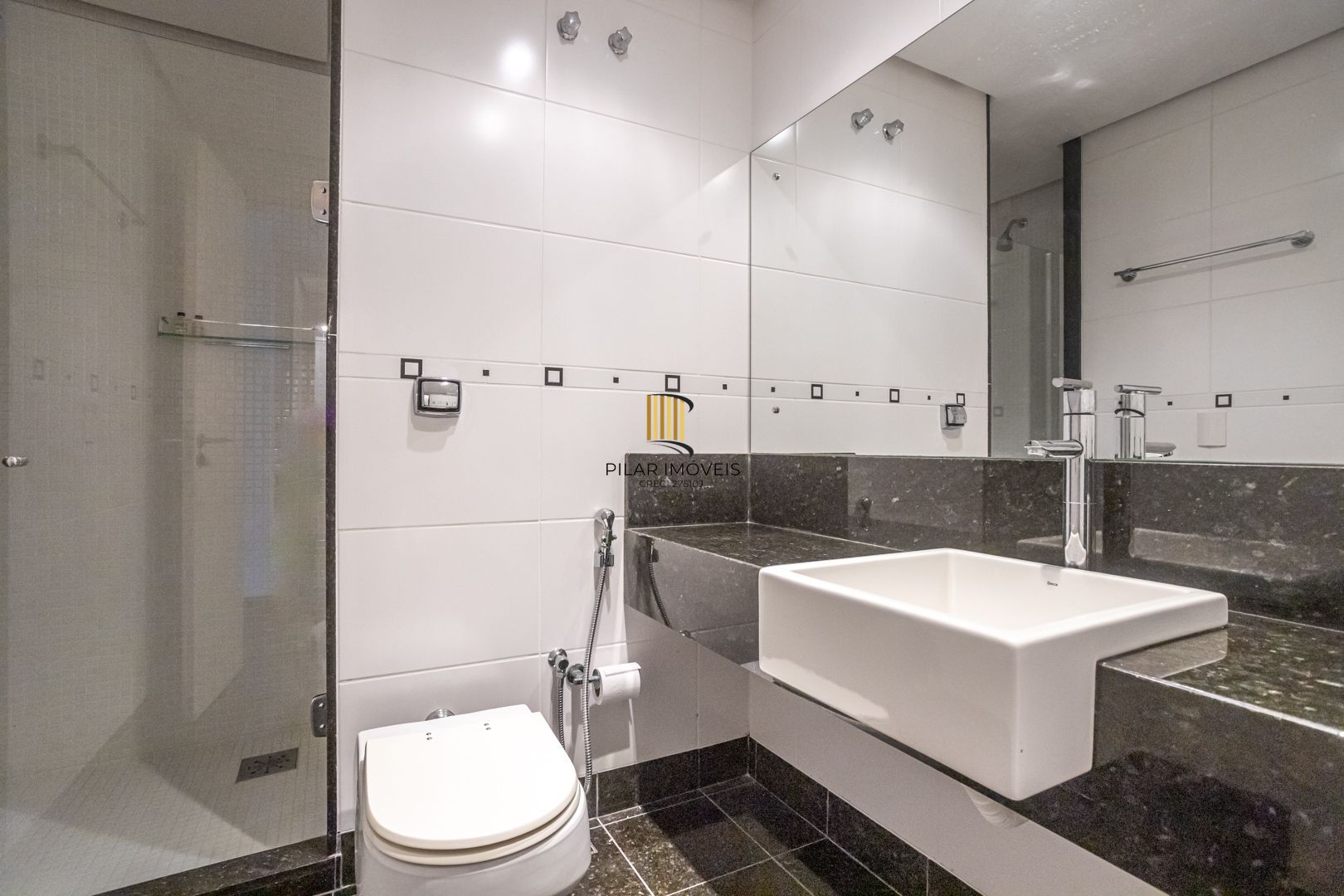 COBERTURA MOBILIADA COM VISTA PARA O GUAÍBA