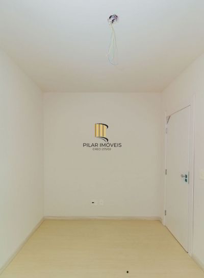 Apartamento semi novo na Medianeira de 2 dormitórios e 2 vagas