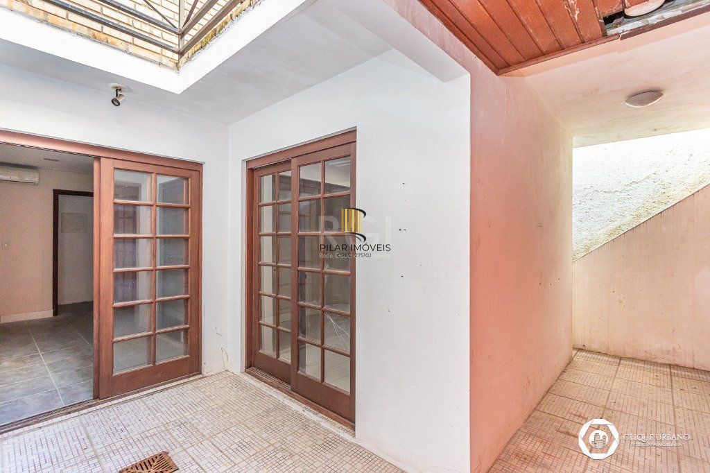 Casa para Venda - 330m², 4 dormitórios, sendo 3 suites, 2 vagas - Petrópolis