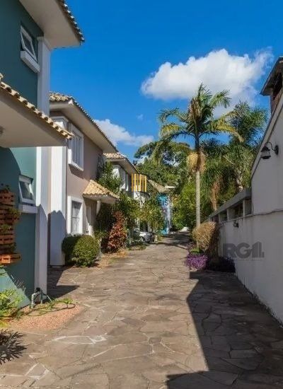 Sobrado no bairro Tristeza de 3 dormitórios e vaga DESOCUPADO