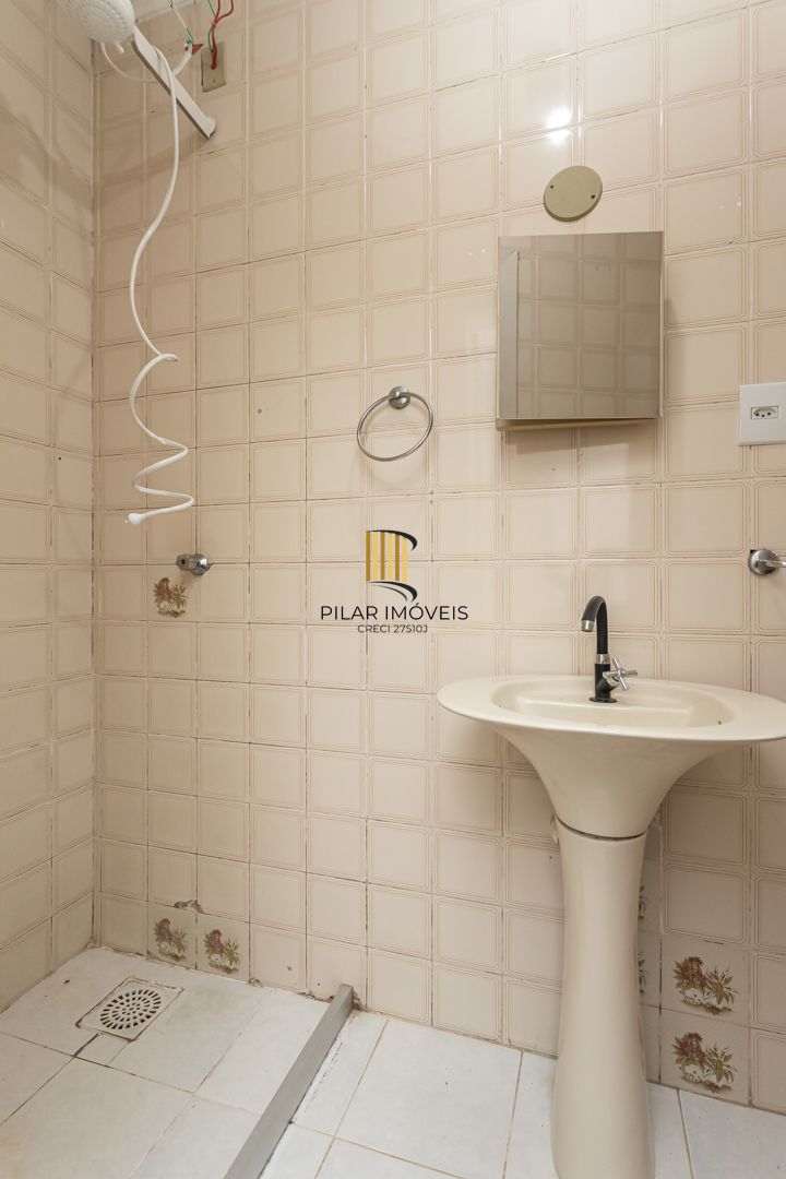 APTO DE 01 NO MENINO DEUS, DESOCUPADO