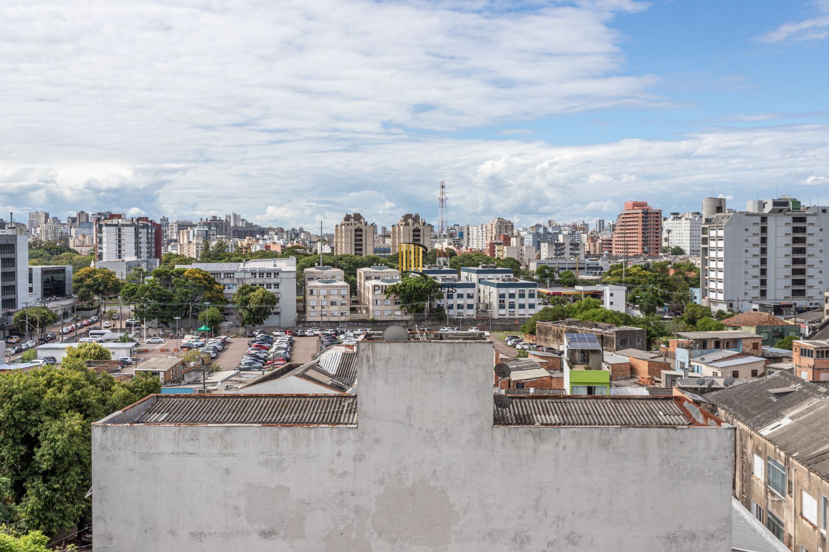 Apartamento 02 dormit com suíte e 01 vaga, no bairro Azenha, em Porto Alegre.