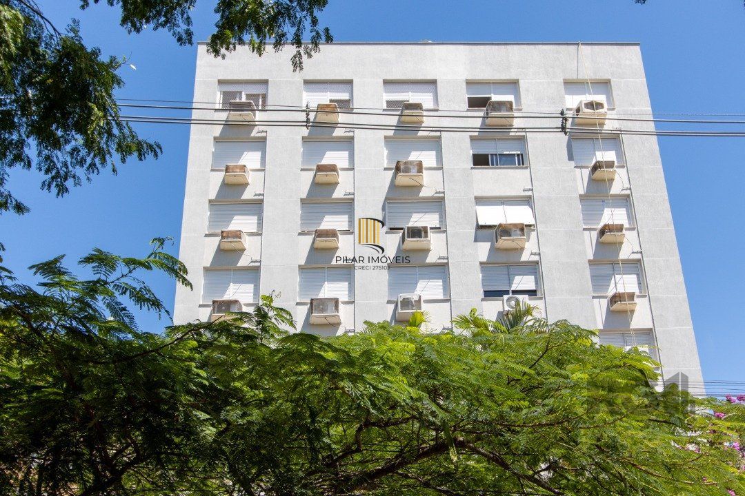 Apartamento no Petrópolis de 2 dormitórios dependência e vaga desocupado