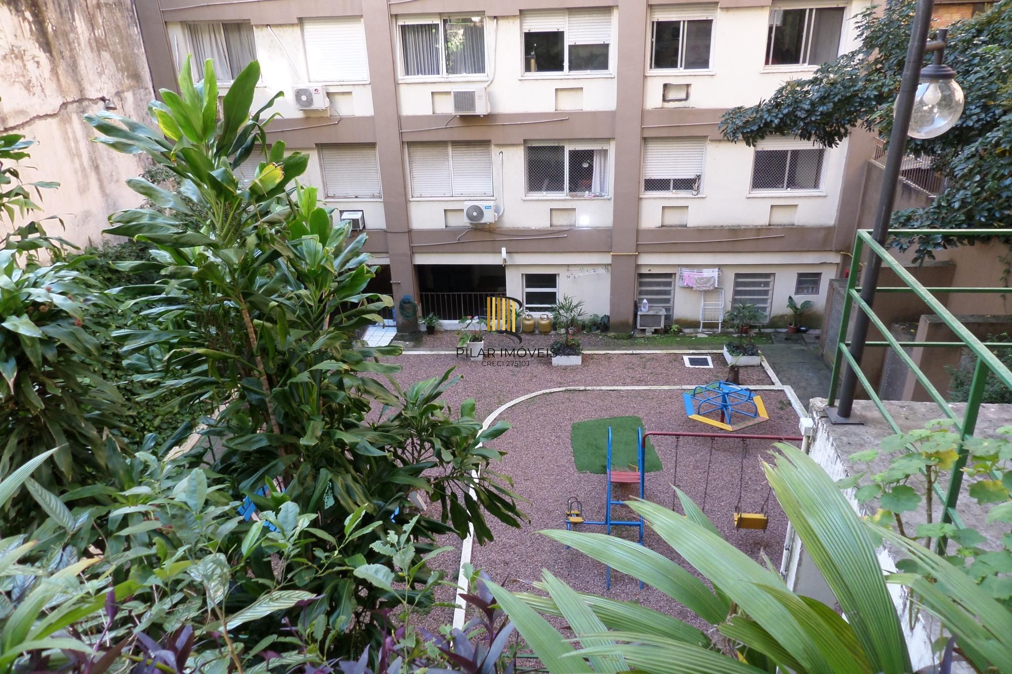 Apartamento no Centro de 2 dormitórios dependência DESOCUPADO